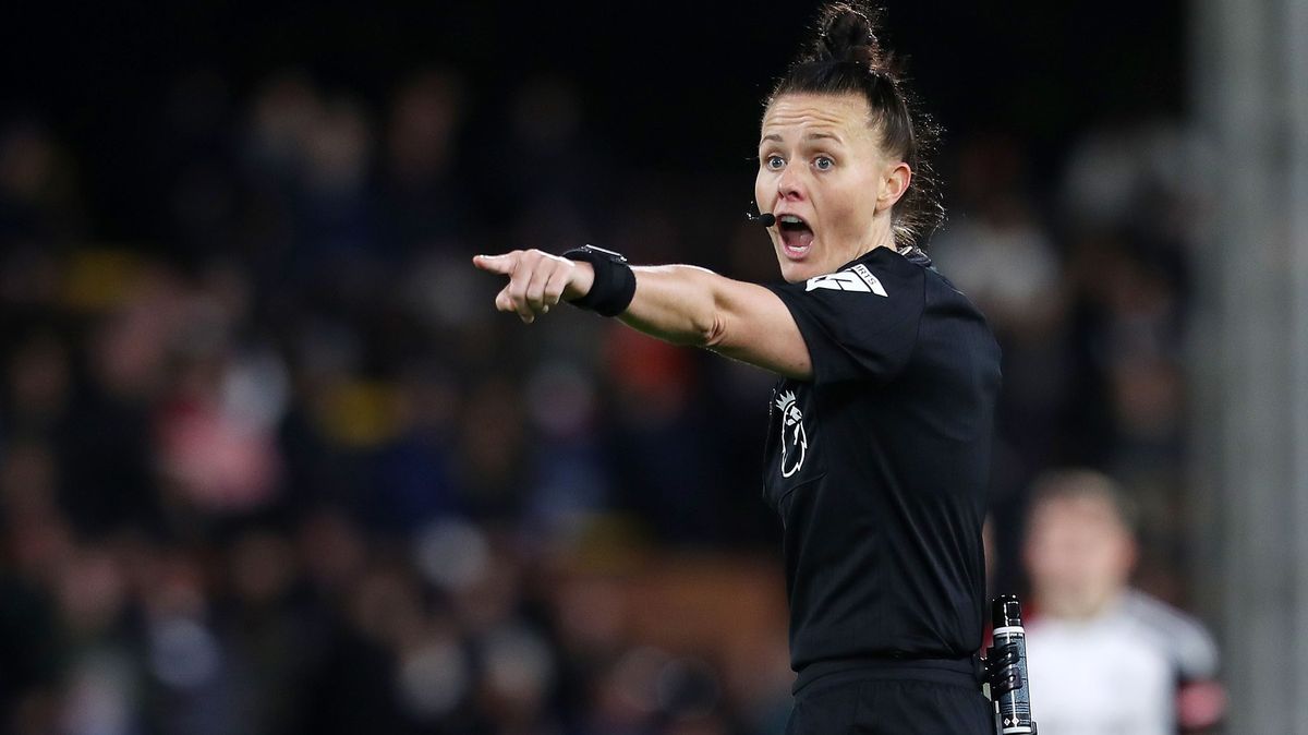 Utkání Premier League poprvé v historii řídila žena